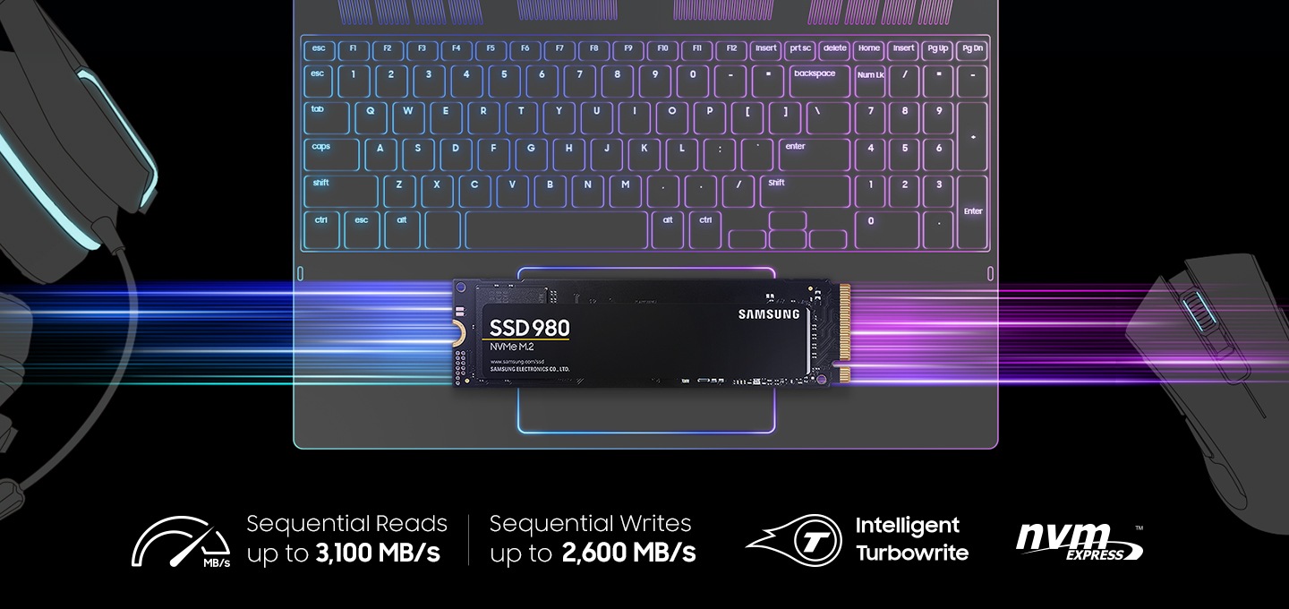 검은색 배경에 왼쪽에서부터 헤드셋 그림과 노트북 그림, 마우스 그림이 나열해 있으며 노트북 그림 위에 980 SSD 제품 정면 이미지가 있고 제품 이미지 왼쪽 부분은 파란색 선이 여러개 그려져 있고 오른쪽 부분은 보라색 선이 여러개 그려져 있습니다. 이미지 하단에는 반원에 오른쪽 부분을 가르키는 아이콘과 Sequentinal Reads up to 3,500 MB/s 텍스트, Sequentinal  Writes up to 3,000 MB/s 텍스트가 쓰여 있습니다.
