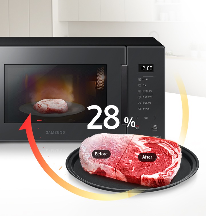 좌측에는 Bespoke 전자레인지 23L (스마트 쿡) 글램 차콜이 있으며, 제품 내부에 고기가 있는 모습입니다. 제품 앞으로는 팬에 올려진 고기의 반은 얼어있는 상태로 Before라고 쓰여있으며, 반은 해동된 상태의 After 라고 쓰여 있습니다. 그 위로 28%라는 텍스트와 화살표로 해동시간이 28% 빨라졌음을 표현하고 있습니다.