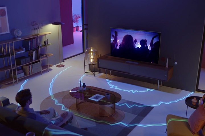 사용자들이 TV 를 보고 있고, Neo 퀀텀 사운드를 나타내는 음파가 보입니다.