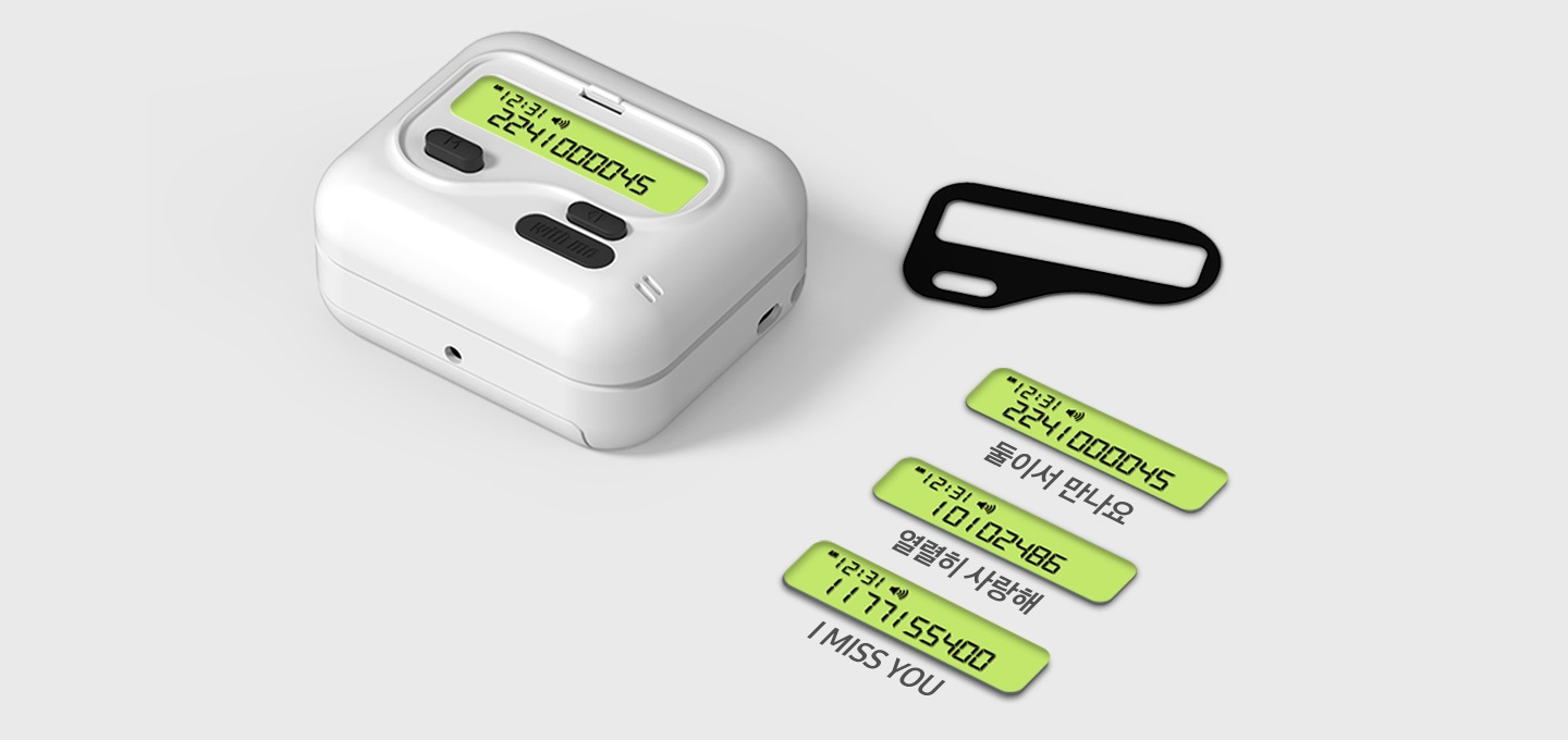 윗면이 보이도록 놓여진 제품 1개와, 제품 스티커 3개가 놓여져 있습니다.
