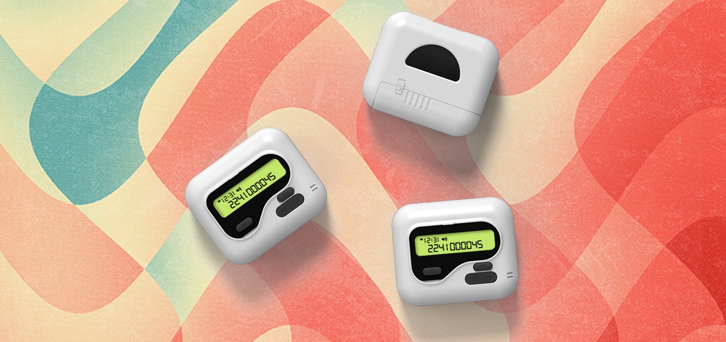 붉은색, 초록색, 노란색 다채로운 배경 위에 제품 3개가 놓여져 있습니다. 2개는 윗면, 1개는 아랫면이 보입니다.