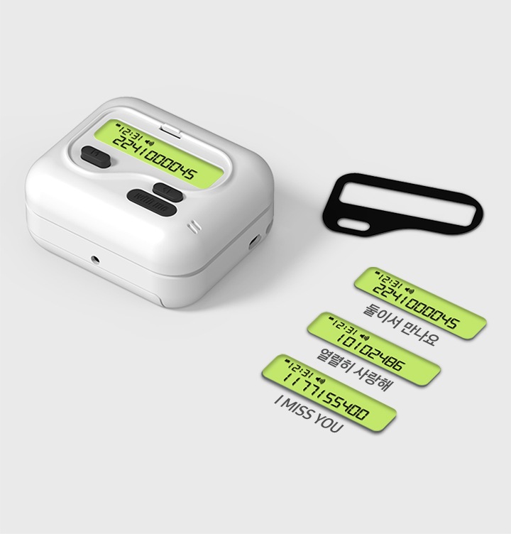 윗면이 보이도록 놓여진 제품 1개와, 제품 스티커 3개가 놓여져 있습니다.