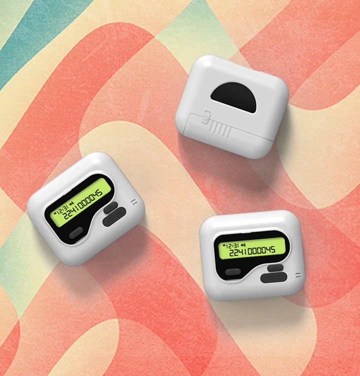 붉은색, 초록색, 노란색 다채로운 배경 위에 제품 3개가 놓여져 있습니다. 2개는 윗면, 1개는 아랫면이 보입니다.