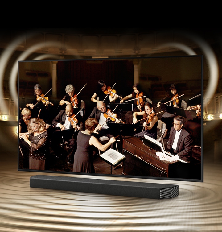 TV 화면에는 오케스트라 연주 화면이 보입니다. 하단에 사운드바가 있고, TV 와 사운드바에서 일렁이는 음파가 표현되어 있습니다.