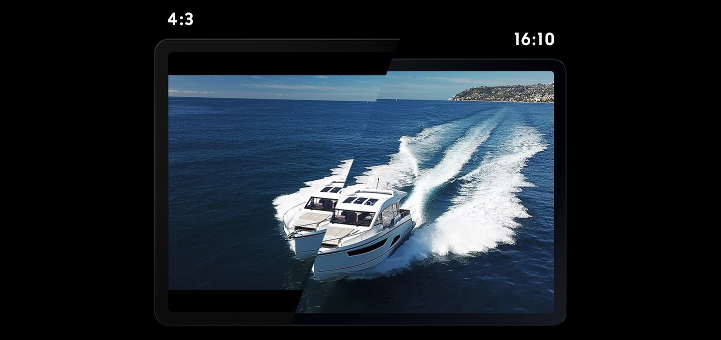 왼쪽에는 4:3 비율의 태블릿이, 오른쪽에는 16:10 비율의 태블릿이 나란히 놓여 16:10 비율의 태블릿이 같은 화면을 얼마나 더 크게 보여주는지 비교하여 나타내고 있습니다.