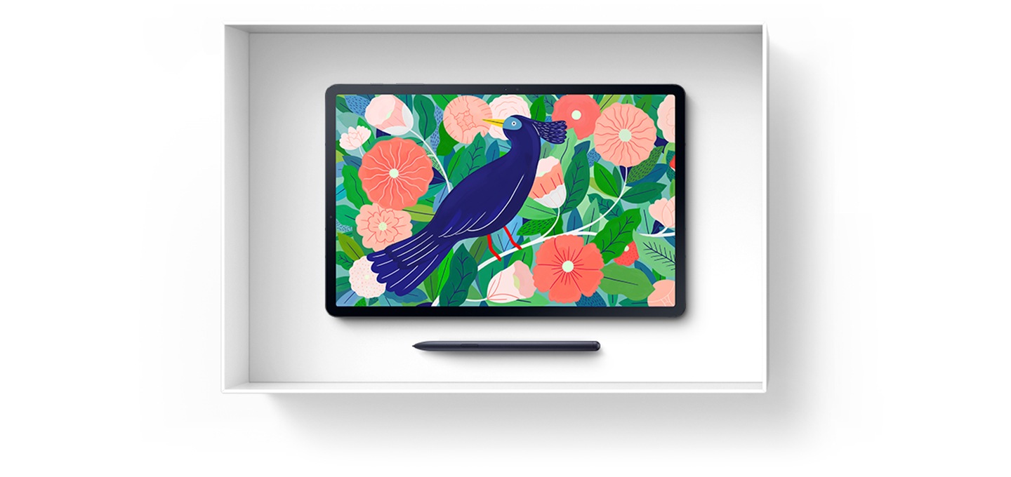 갤럭시 탭 S7+와 S펜이 박스에 놓여져있습니다. 탭에는 일러스트로 그린 새와 꽃이 있습니다. 빨강색, 파랑색의 많은 꽃과 잎사귀가 그려져 있고 남색의 새가 중앙에 위치해 있습니다.