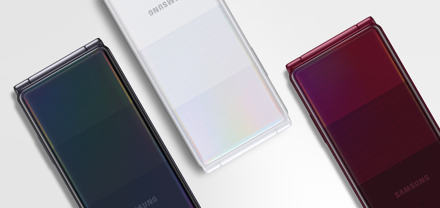 회색 배경에 앱솔루트 화이트, 블랙, 레드 컬러 제품 3대가 위,아래 사선으로 나열되어 정면이 보입니다.