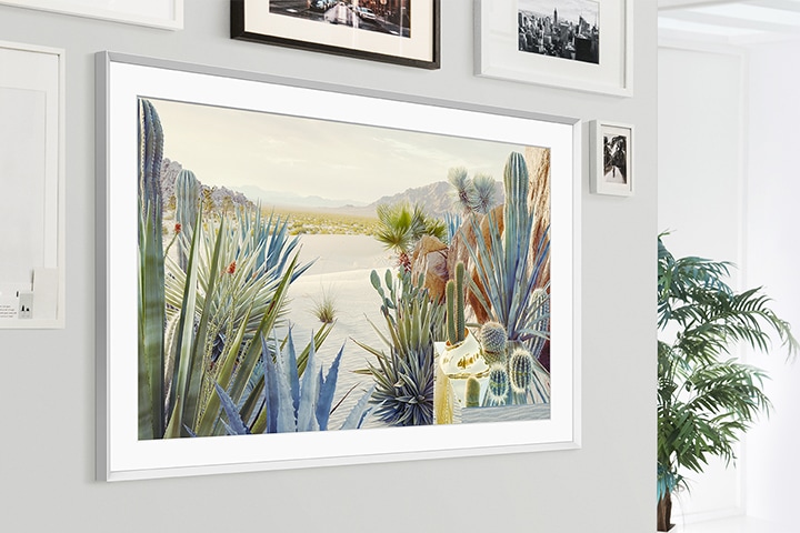 벽에 화이트 베젤의 The Frame 이 설치되어 있고 화면속으로는 자연 풍경이 보입니다.
