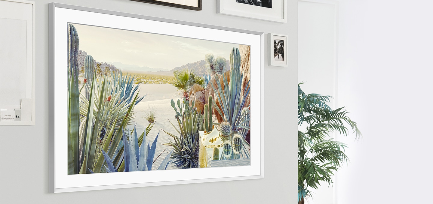 벽에 화이트 베젤의 The Frame 이 설치되어 있고 화면속으로는 자연 풍경이 보입니다.