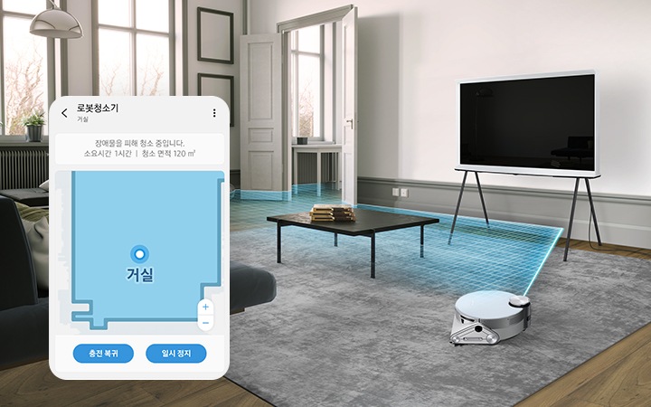 회색 바닥의 거실에 탁자와 티비가 놓여져 있는 배경에 제트 봇이 라이다 센서를 이용하여 스캔하는 모습을 연출하였습니다.화면 왼쪽에는 전용 앱 화면에 거실 공간을 맵핑하는 모습이 보입니다.