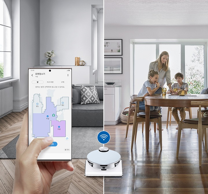 집 안에 제트 봇이 청소를 하고 있고 전용 앱의 스마트컨트롤 기능을 통해 제어하는 장면을 연출하였습니다.  화면 오른족에는 원형 테이블에 아이 둘과 여성 한 명이 자유롭게 시간을 보내고 있으며 왼쪽에는 앱 화면이 떠 있어 전용 앱을 사용하고 있습니다.
