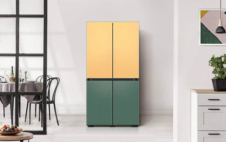 플랫한 디자인으로 모던하고 트렌디한 주방에 상칸 코타 썬 옐로우+하칸 코타 그리너리 패널 조합의 4도어 프리스탠딩 냉장고가 있습니다.