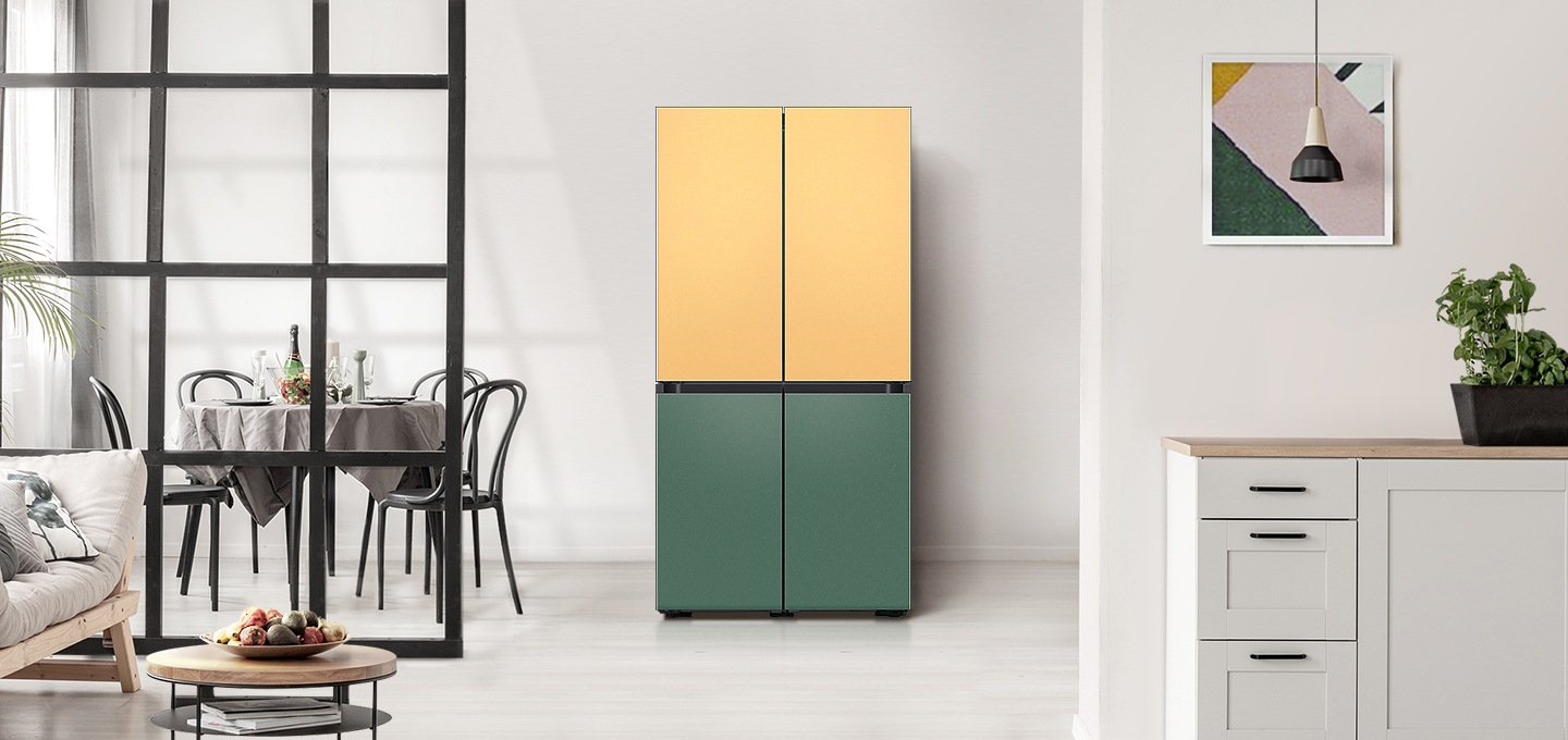 플랫한 디자인으로 모던하고 트렌디한 주방에 상칸 코타 썬 옐로우+하칸 코타 그리너리 패널 조합의 4도어 프리스탠딩 냉장고가 있습니다.