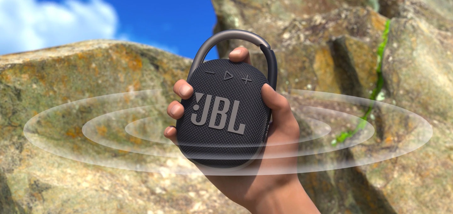 JBL CLIP 4 제품을 한손에 잡고 있고 제품에는 음파가 나오고 있습니다.