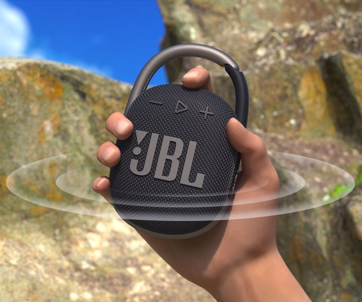 JBL CLIP 4 제품을 한손에 잡고 있고 제품에는 음파가 나오고 있습니다.