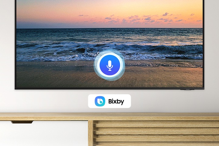 TV 온스크린 중앙에 음성 인식 아이콘이 있고 빅스비 아이콘이 TV 하단에 있습니다.
