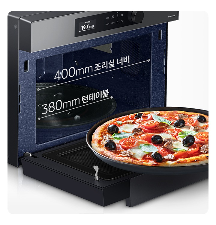 Bespoke 직화오븐 35L 글램 차콜이 45도 각도로 앞면이 보이게 위치해 있으며, 도어는 완전히 열려 있습니다. 열려진 도어 위로는 피자가 들어있는 팬이 있습니다. 오븐 입구 윗쪽으로는 조리실 가로 전체를 화살표로 표시 후 400mm 조리실 너부 라고 기재되어 있으며, 그 아래로는 턴테이블 가로 전체를 화살표로 표시 후 380mm 턴테이블 이라고 기재되어 있습니다.