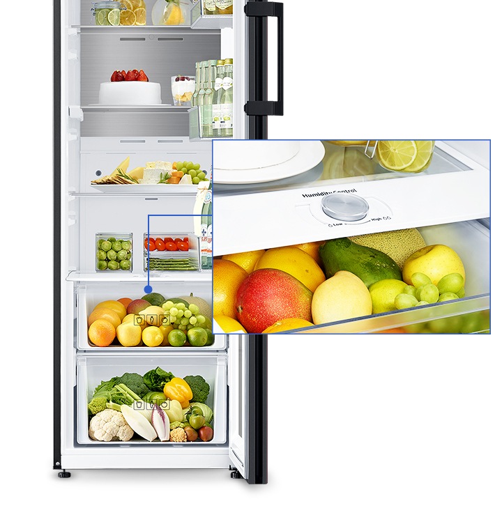 냉장고 도어가 오픈되어 있고 안에 다양한 식재료가 들어있는 냉장고 내상 푸드컷입니다. 냉장고 아래쪽 빅박스가 오른쪽에 확대되어 있고 습도 조절이 가능한 조작부가 나와있습니다.