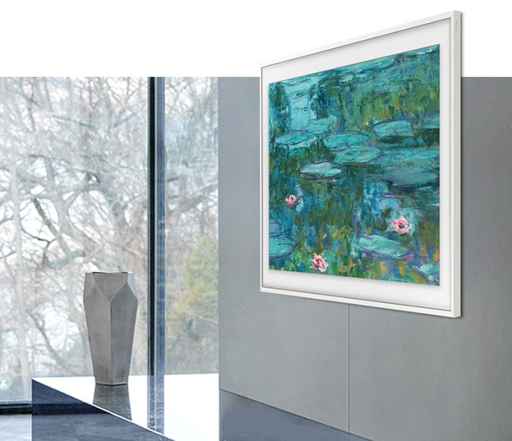 슬림핏 벽걸이로 설치되어 있는 TV 이미지 입니다. 온스크린에는 모네 그림이 있습니다.