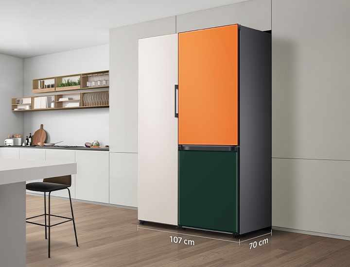 화이트 톤으로 이루어진 주방에 1도어, 2도어 냉장고가 가구장에 딱 맞게 들어가는 모습입니다.