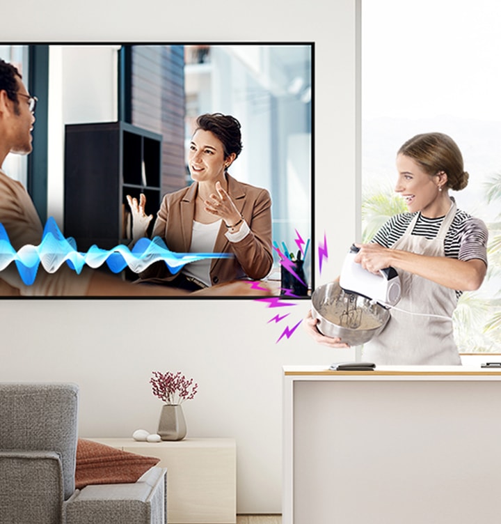 여성사용자가 주방에 서있습니다. tv 하단에서는 액티브 보이스 기능을 설명하는 음파가 나오는 이미지입니다.