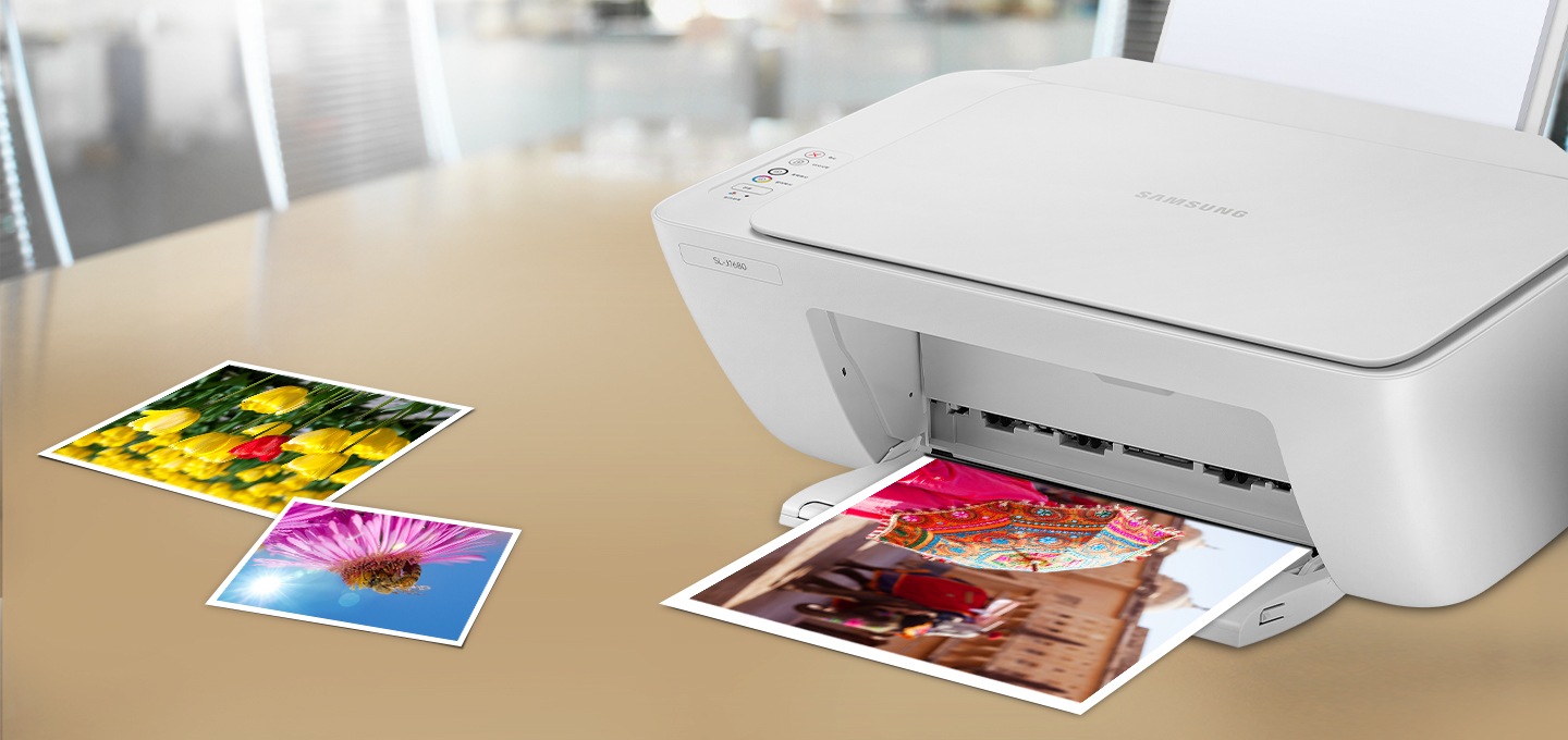 식탁 위에 제품을 오른쪽 위에서 내려본 이미지가 오른쪽 윗부분에 배치하여 있으며 우산을 쓴 사람 사진이 출력 되고 있습니다. 이미지 왼쪽 하단에는 이미 출력된 튤립 사진과 햇빛을 받고 있는 꽃 사진들이 왼쪽 위에서 오른쪽 아래로 나열하여 있습니다.