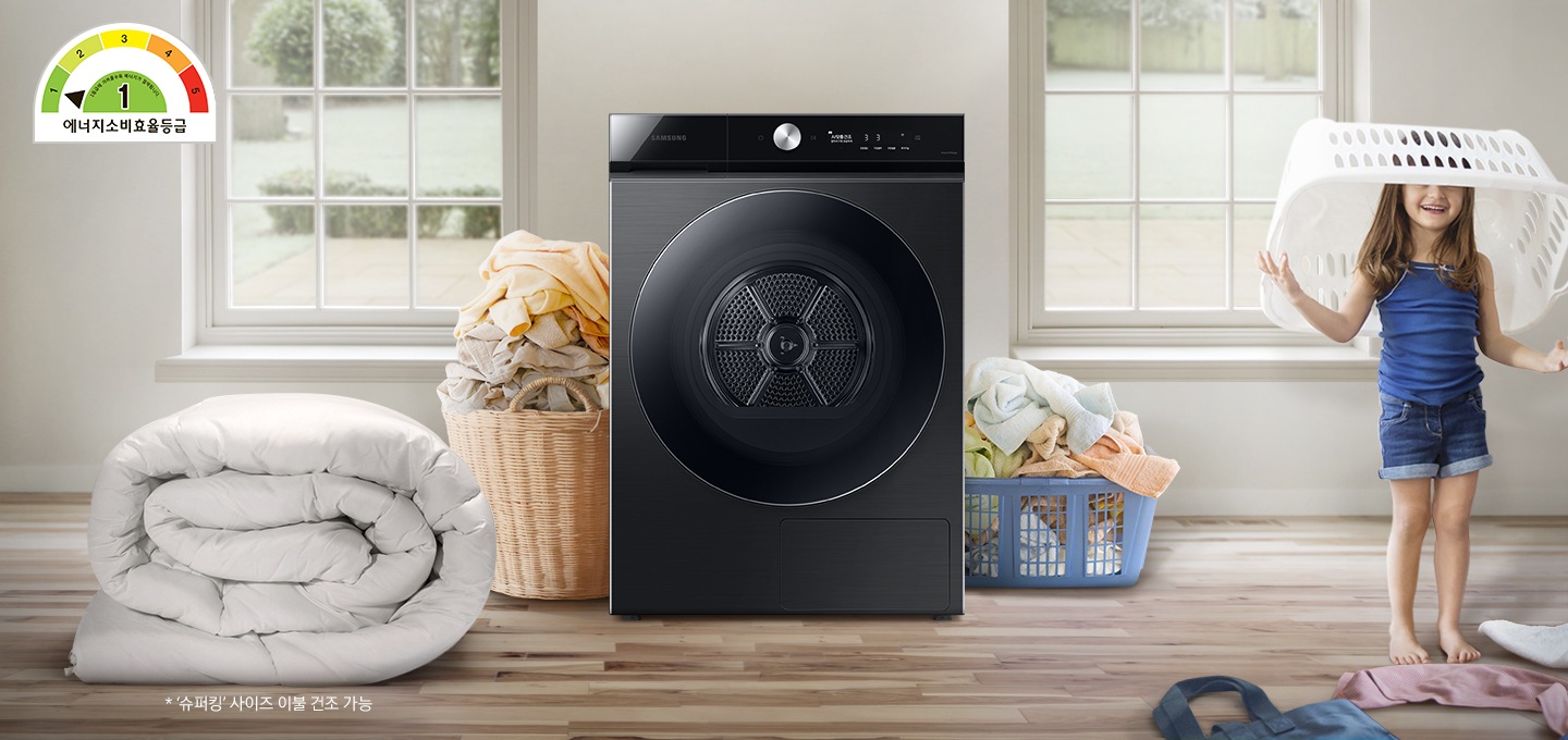 욕실로 보이는 공간에 삼성 그랑데 건조기 AI 제품이 놓여져 있습니다. 왼쪽 선반에는 수건이 쌓여져 있고 그 밑에는 바구니가 있습니다.