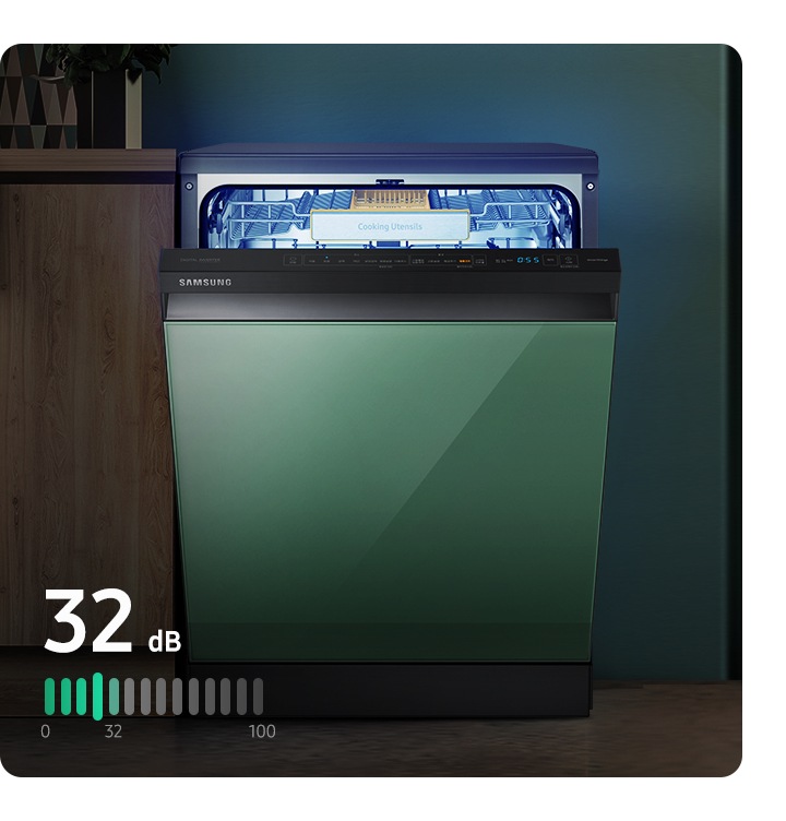 어두운 주방에서 글램 그리너리 식기세척기의 도어가 30프로 열려 있습니다. 32dB 소리 인포그래픽이 좌측하단에 레벨로 보여집니다.