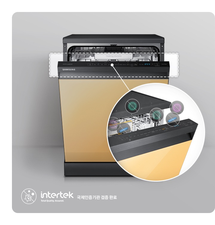 글램 썬 옐로우 식기세척기 도어가 30프로 열려 있고 핸들부를 확대하여 항균 되는 모습이 보여집니다. Intertek 국제인증기관 검증 완료