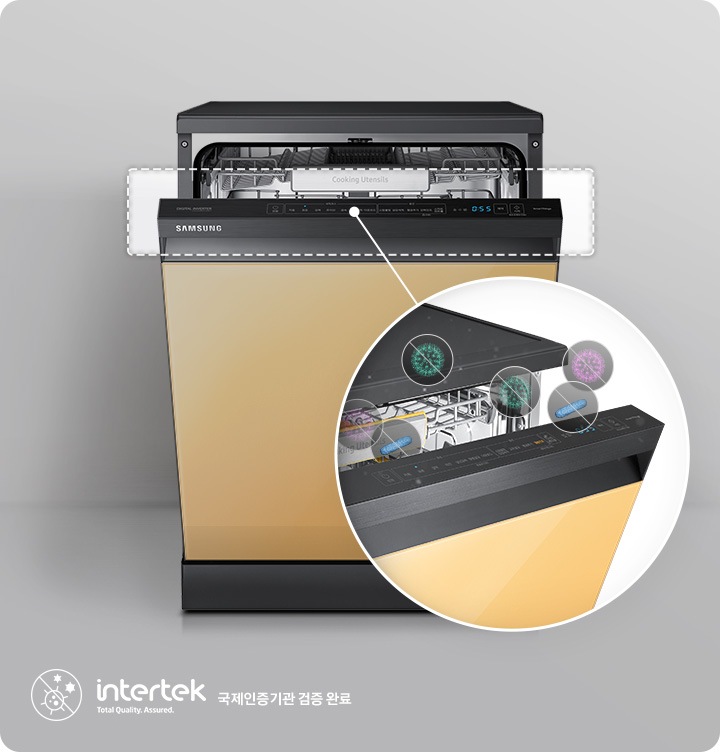 글램 썬 옐로우 식기세척기 도어가 30프로 열려 있고 핸들부를 확대하여 항균 되는 모습이 보여집니다. Intertek 국제인증기관 검증 완료