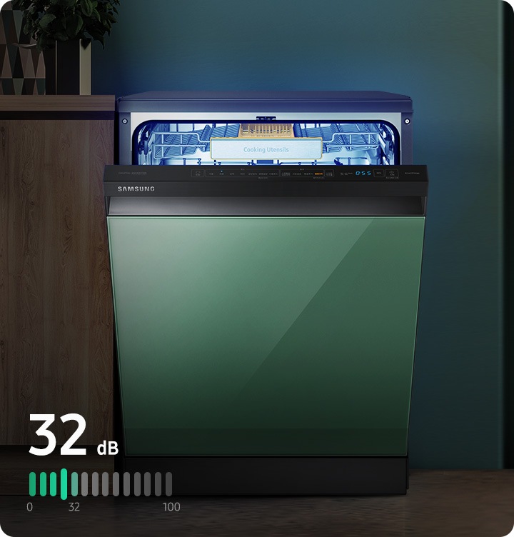 어두운 주방에서 글램 그리너리 식기세척기의 도어가 30프로 열려 있습니다. 32dB 소리 인포그래픽이 좌측하단에 레벨로 보여집니다.