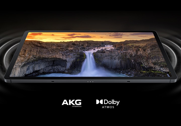 노을 지는 폭포가 띄워진 화면의 태블릿 제품과, 제품 뒷면으로 2개의 스피커가 울리는듯 표현되어 있습니다. 제품 아래쪽에는 AKG 로고와 DOLBY ATMOS 로고가 있습니다.