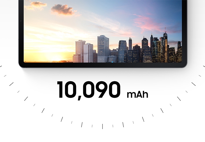 노을이 지는 도시 전망 화면이 띄워진 태블릿 제품 정면 하단에 10,090 mAh 문구가 기재되어 있습니다.