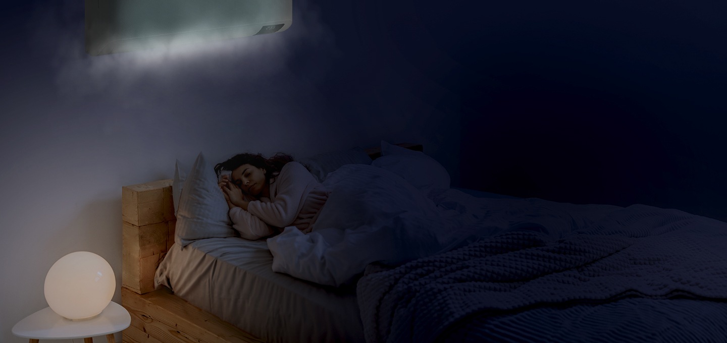 에어컨이 설치된 방에서 여성이 침대에 누워 자고 있는 모습이 보여집니다.