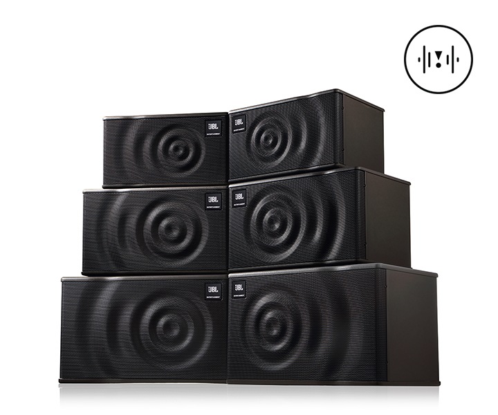 3가지 라인업의 스피커들이 높여있습니다. 우측 상단에는 JBL 시그니처 사운드 로고가 있습니다.