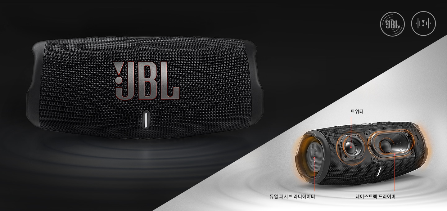 JBL CHARGE 5 제품이 보입니다. 하단에는 음파 그래픽 효과가 있습니다. 우측에는 CHARGE 5 엑스레이컷이 있고 트위터, 라디에이터, 풀 익스커션 드라이버 부분명이 보입니다.