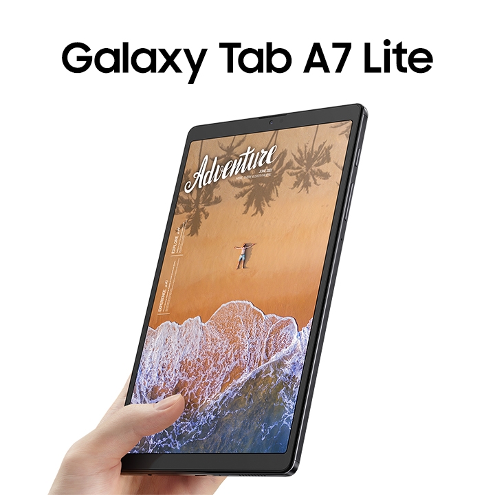 왼쪽에 Galaxy Tab A7 Lite 로고가 있고 오른쪽에는 왼손으로 갤럭시 탭 A7 Lite를 들고있습니다.