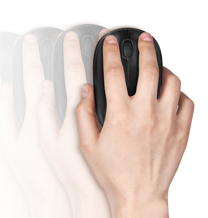 오른손으로 마우스를 쥐고 좌우로 움직이는 듯한 모습이 보입니다.