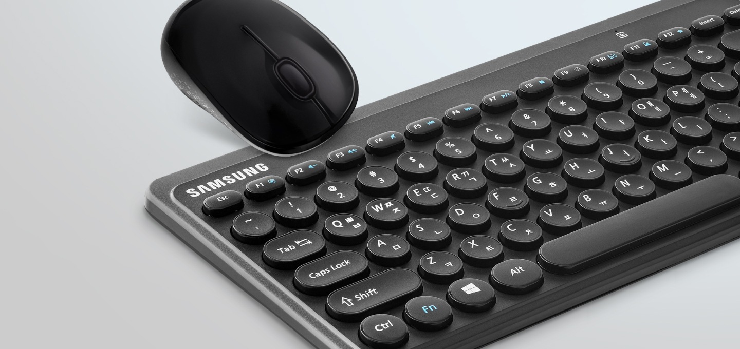 검정색의 키보드와 마우스가 보입니다.