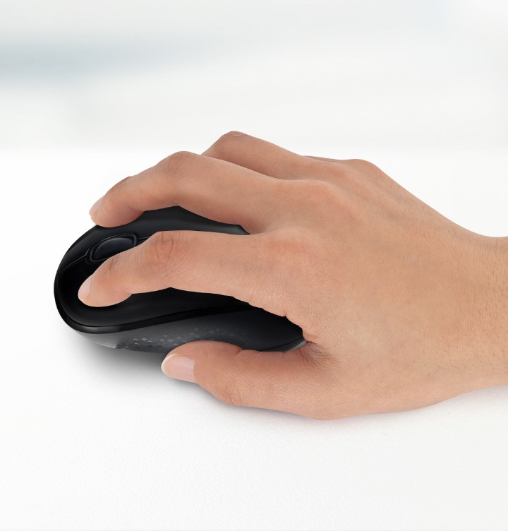 오른손으로 마우스를 쥐고 있는 모습이 보입니다.