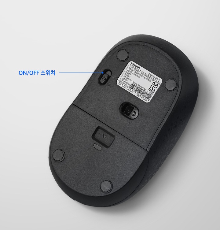마우스 하단 ON/OFF 스위치 버튼 부분이 보입니다.