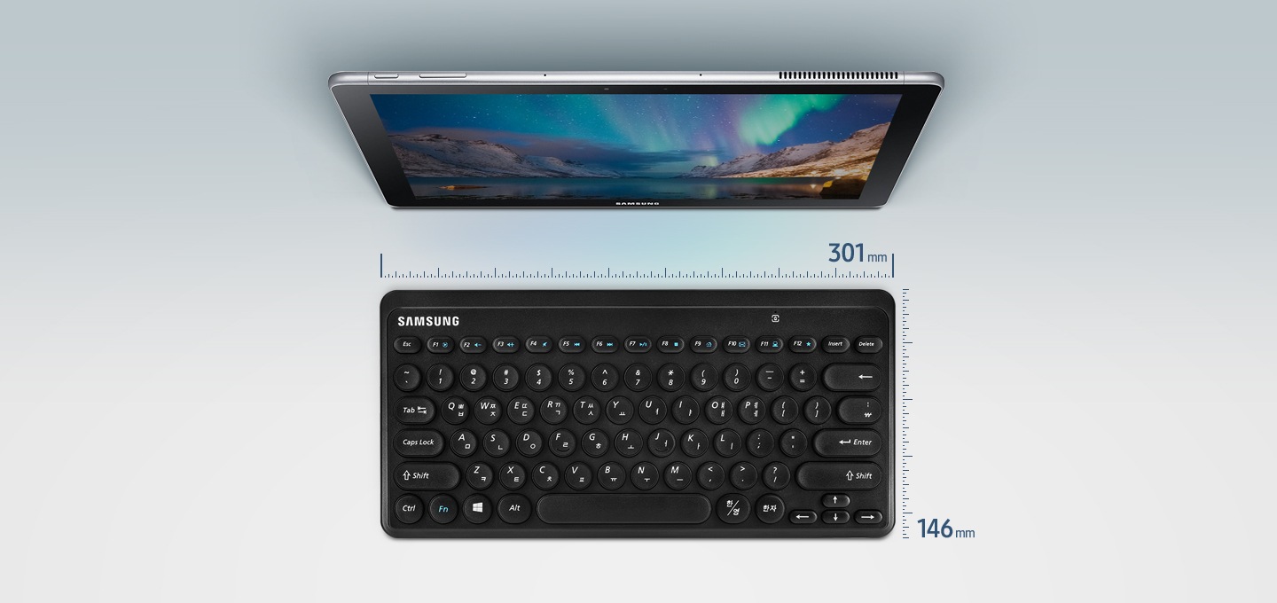 위에서 바라본 각도의 키보드와 태블릿이 보입니다.