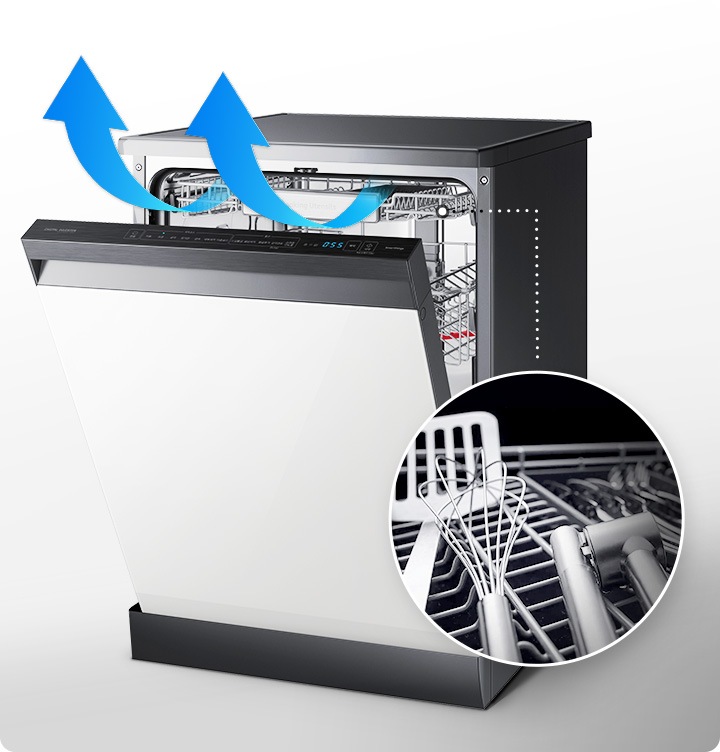 식기세척기가 대각선으로 보여지고 도어가 살짝 열려있습니다. 자연건조되는 모습이 화살표로 표현되어있습니다.
