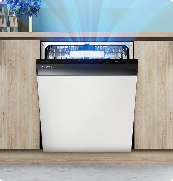 주방에 놓인 식기세척기 도어가 반쯤 열려있고 내부에서 깨끗한 공기가 나오는 모습이 보입니다.