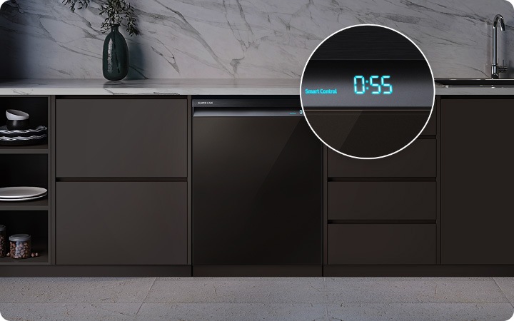 어두운 주방에 빌트인된 식기세척기가 보여집니다.