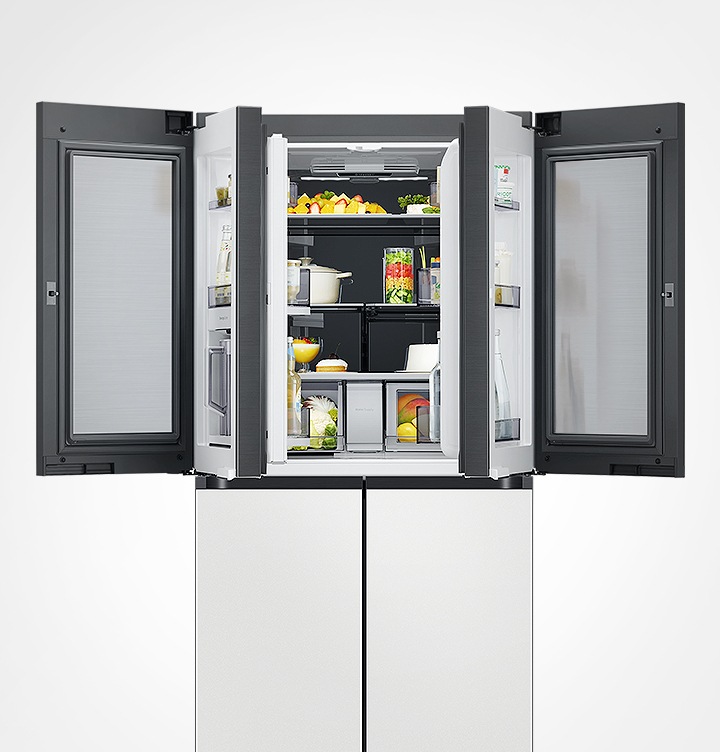 음식이 있는 냉장고의 상칸도어, 푸드쇼케이스가 열려있습니다