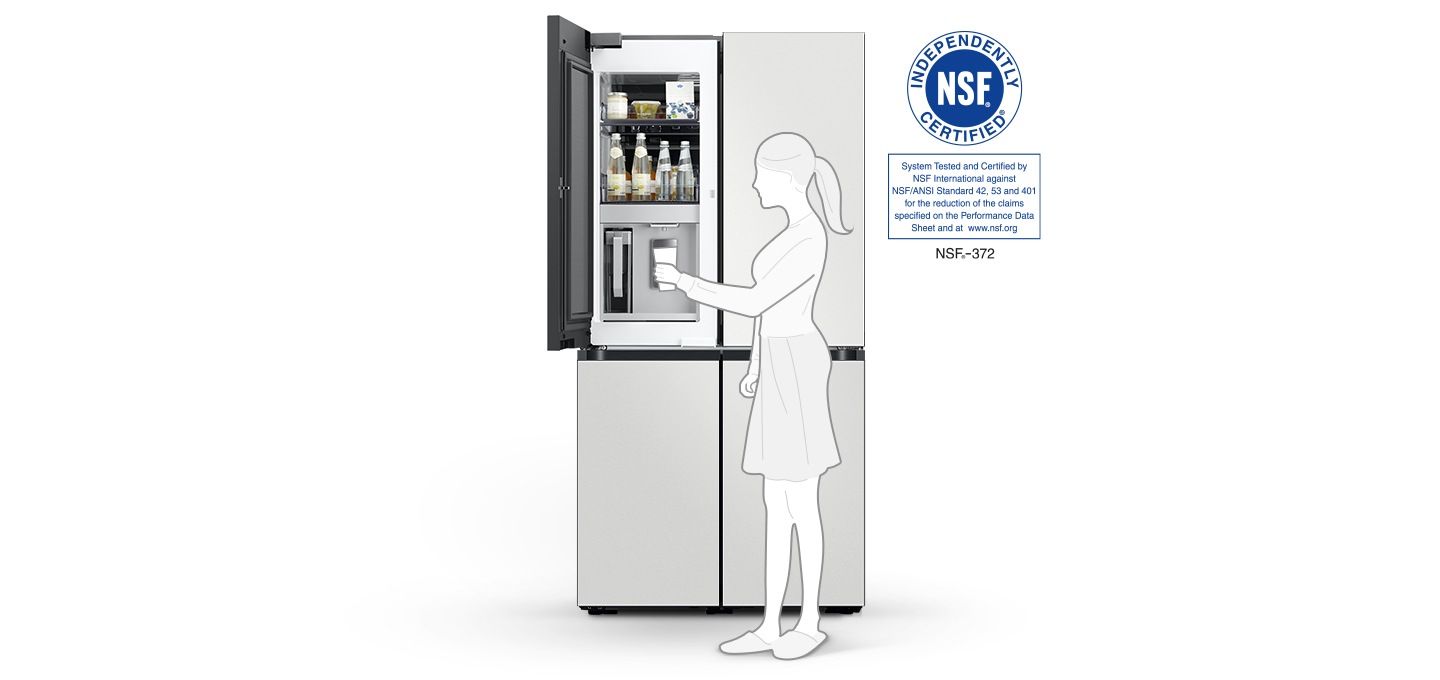 냉장고 베버리지 센터 정수기에 컵을 대고 있는 실루엣 모습입니다.