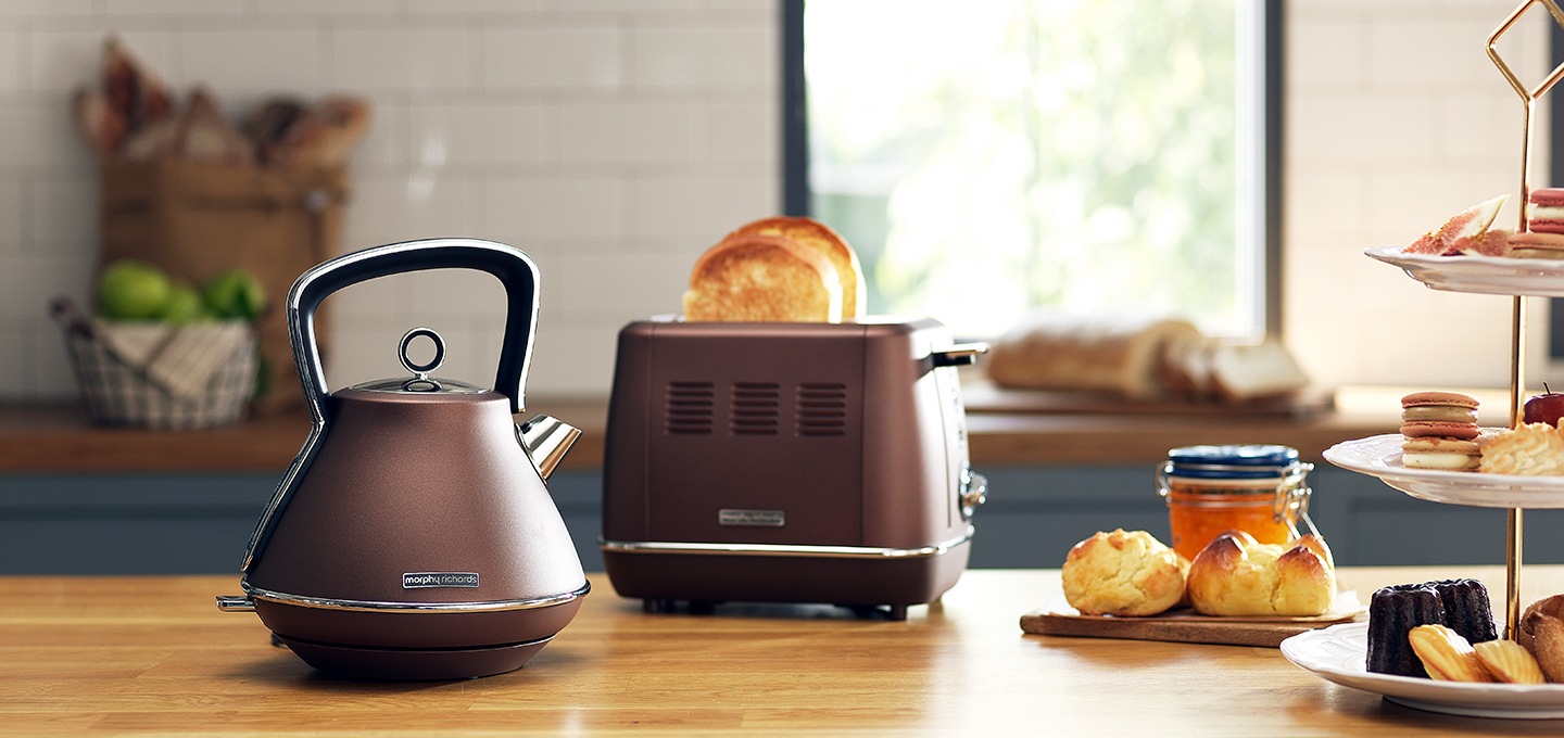 주방에 놓인 이보크 주전자가 보여지고 있습니다.