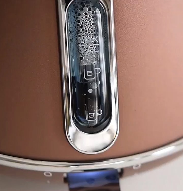 급속 가열 방식으로 빠르게 물이 끓여지는 장면을 보여주고 있습니다.