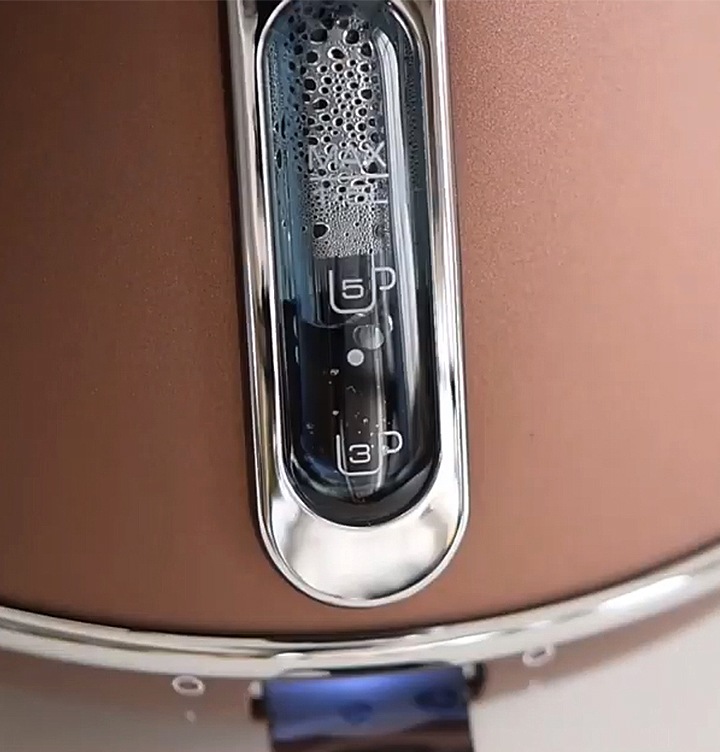 급속 가열 방식으로 빠르게 물이 끓여지는 장면을 보여주고 있습니다.